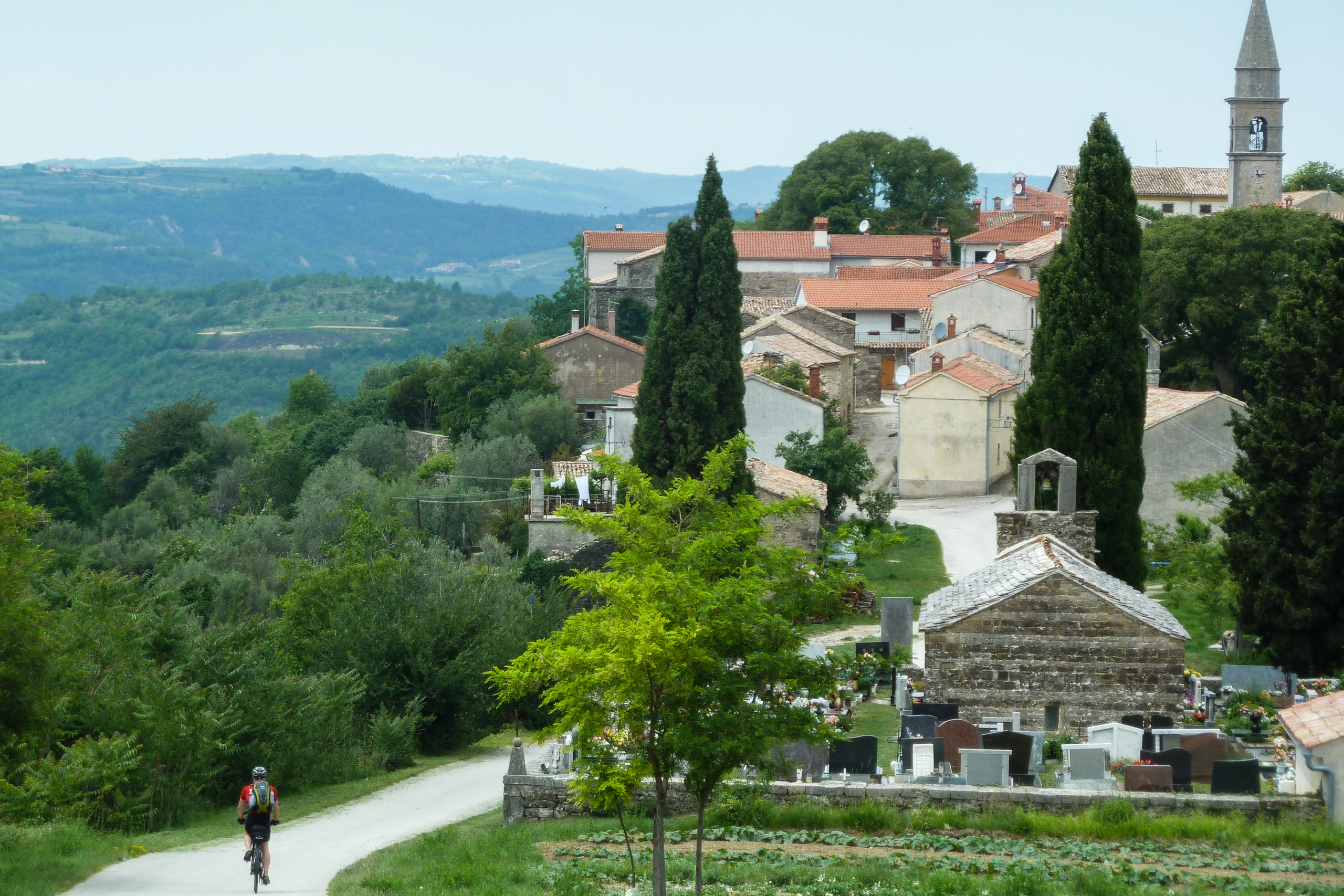 Anfahrt auf Draguć – vorbei am Friedhof